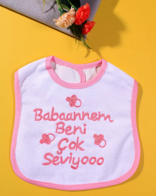 Babaannem Beni Çok Seviyor Yazılı Kız Bebek Mama Önlüğü