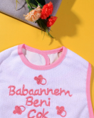 Babaannem Beni Çok Seviyor Yazılı Kız Bebek Mama Önlüğü