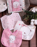 Pembe Ayı Temalı Kare 3 Parça Microfiber Mama Önlüğü Kendi Kutusunda (Sıvı Geçirmez) Çıtçıtlı