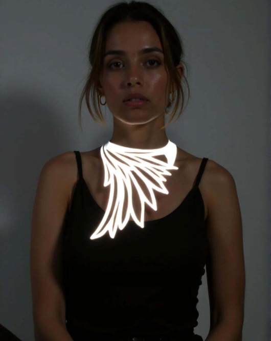 Beyaz Reflektörlü Büyük Kuş Kanadı Choker Kolye, Tarz Lazer Kesim Kolye - APFT1418