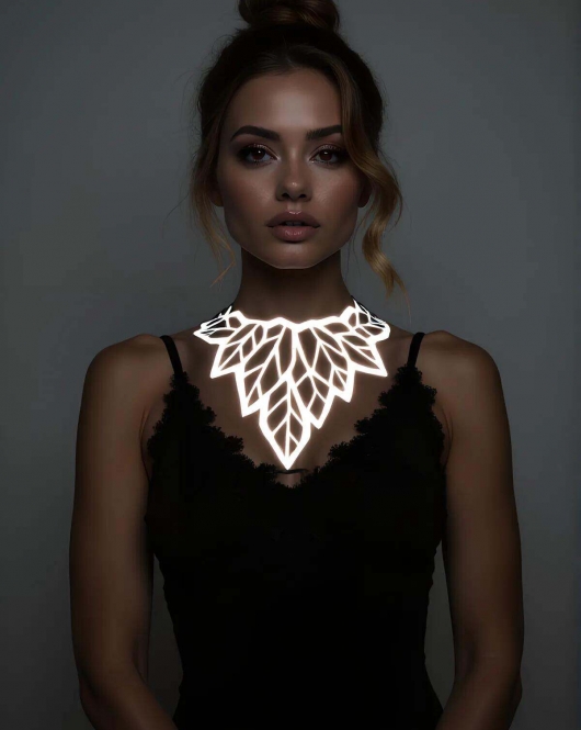 Beyaz Reflektörlü Büyük Yaprak Choker Kolye, Tarz Lazer Kesim Kolye - APFT1417