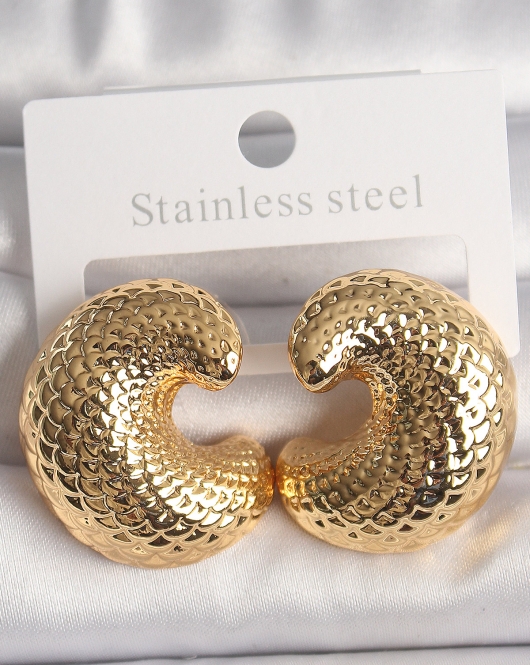 Pirinç Gold Renk Yılan Sırtı İşlemeli Yarım Halka Model Kadın Küpe