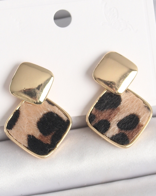 Pirinç Gold Renk Sallant Kare Leopar Desen Model Kadın Küpe