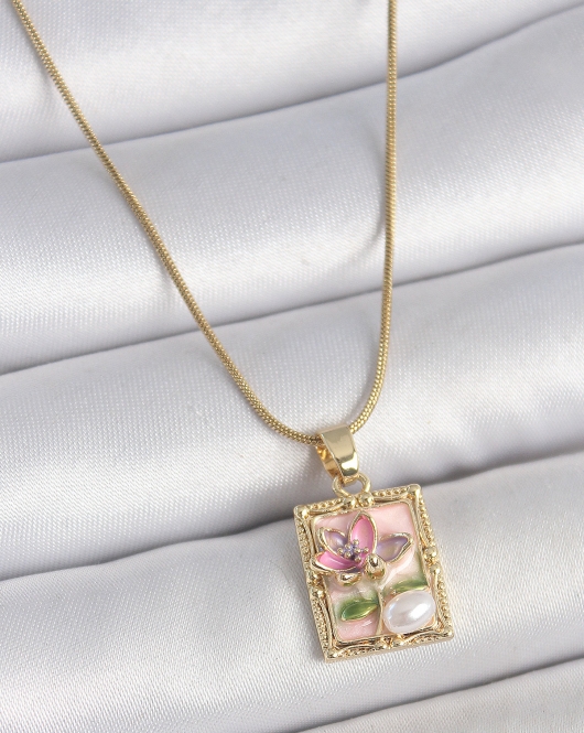 316L Çelik Gold Renk Pembe Mineli Çiçek İşlemeli İnci Detay Portre Model Kadın Kolye