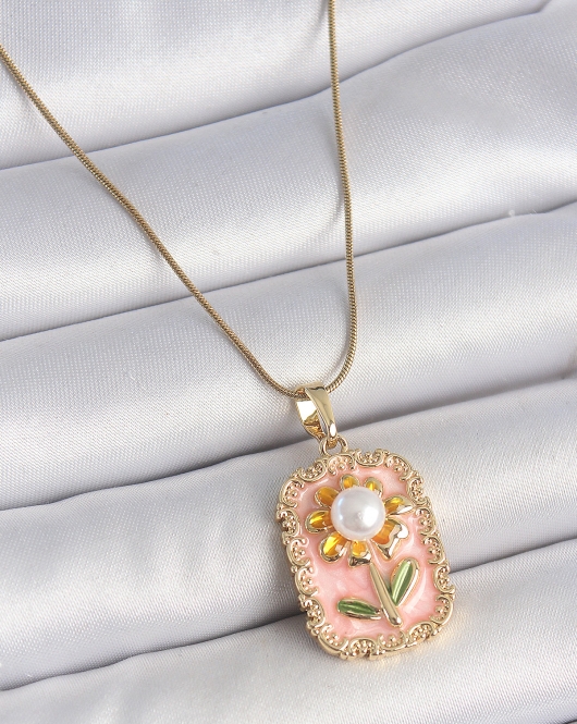 316L Çelik Gold Renk Zincir Pembe Mineli İncli Papatya Model Portre Model Kadın Kolye